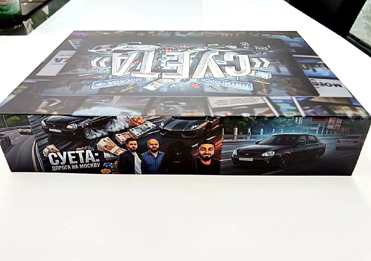 Коробка игры СУЕТА — угол: верх и торец с героями
